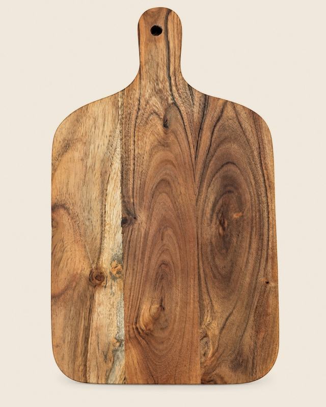 Tabla de madera de acacia con mango, de vetas marcadas en tonos miel y café.